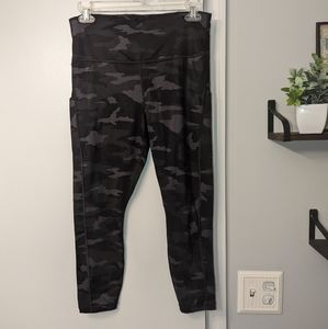 Athleta Camo Contender 7/8 Tight Black Camo